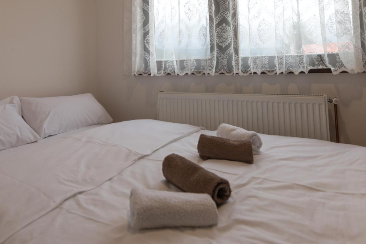 Viktorijini Konaci Aparthotel Kremna ภายนอก รูปภาพ