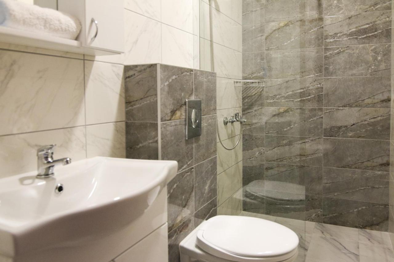 Viktorijini Konaci Aparthotel Kremna ภายนอก รูปภาพ