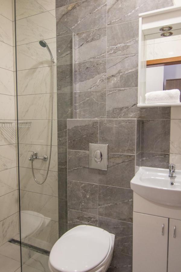 Viktorijini Konaci Aparthotel Kremna ภายนอก รูปภาพ